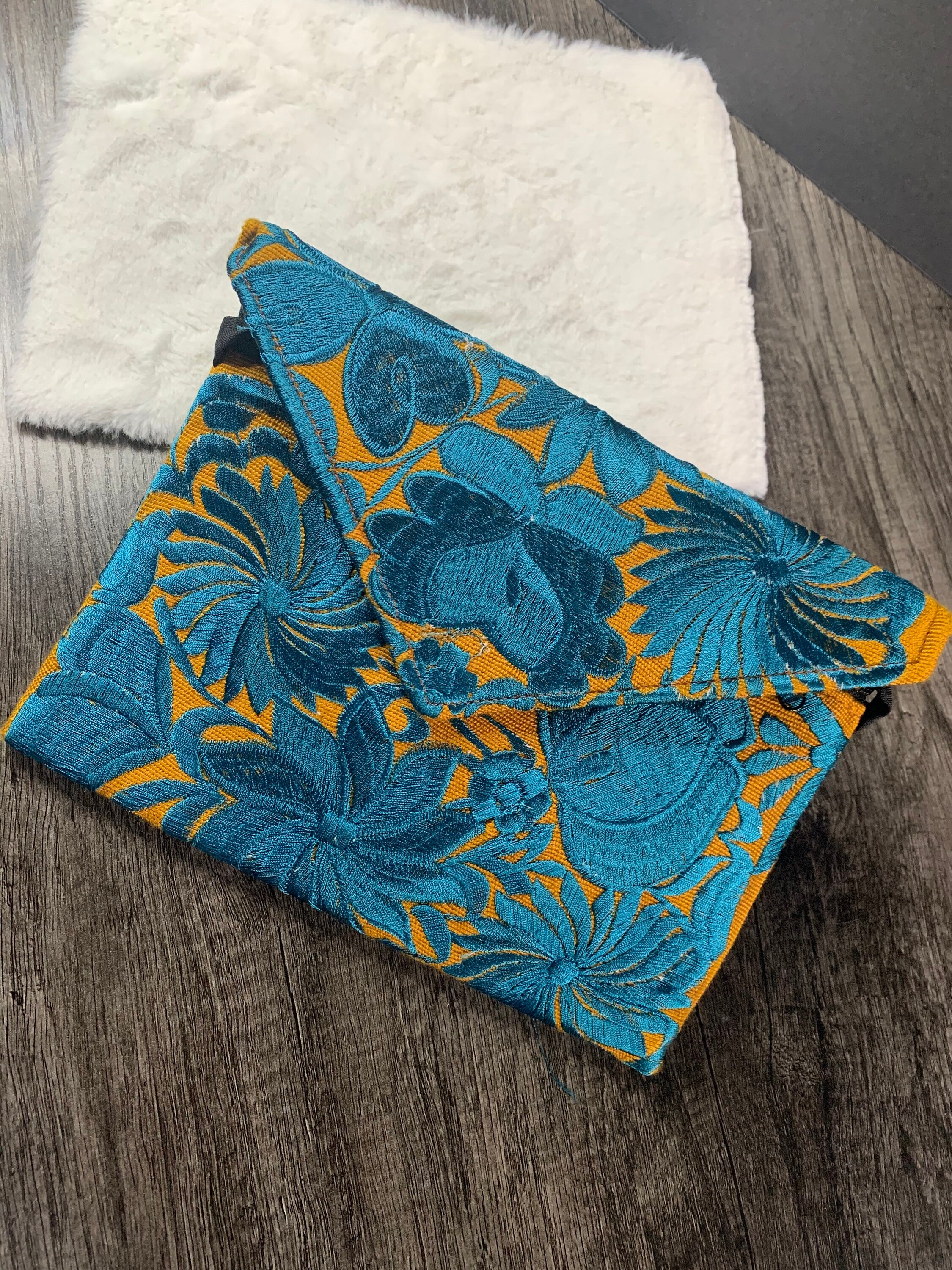 Elegant Embroidered Clutch Bag - Artisanal Embroidered Clutch Bag and Crossbody