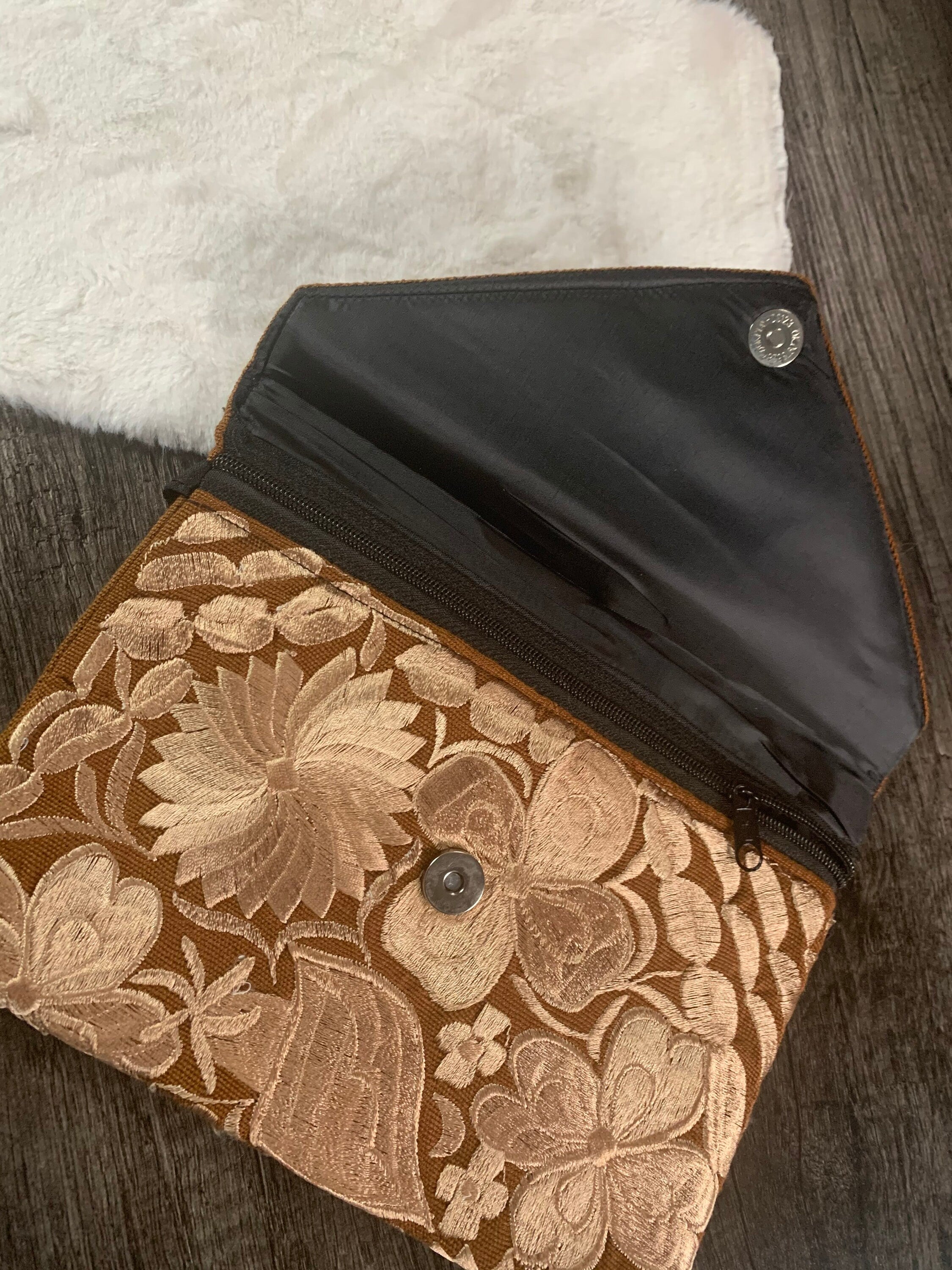 Elegant Embroidered Clutch Bag - Artisanal Embroidered Clutch Bag and Crossbody