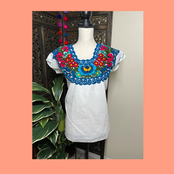 Artisanal Blouse w/Gorgeous Embroidery from Chiapas, Mexico – Raquells